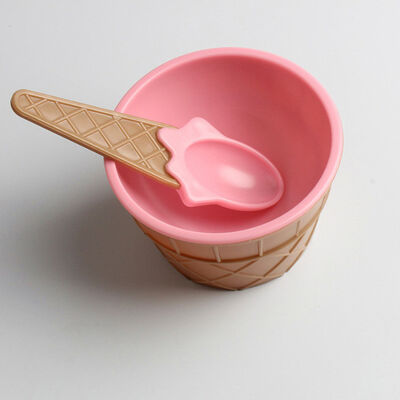 Los niños las tazas del helado con el plástico de la cuchara reutilizable