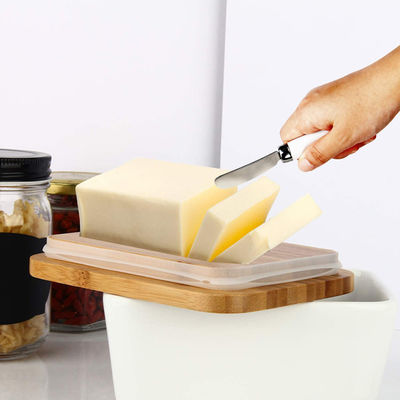 Plato de mantequilla de cerámica blanco con la tapa y el cuchillo para la encimera