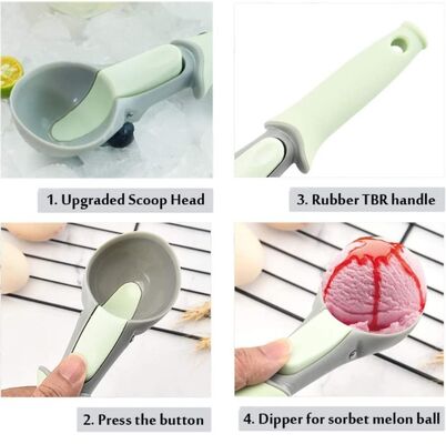 La cucharada plástica del helado con la galleta fácil del disparador saca la cucharada de la bola con pala de melón