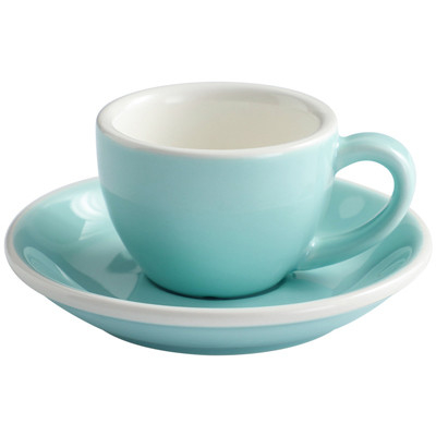 Las tazas multicoloras del café express de la porcelana 75ml con los platillos abultan las fuentes de la cocina