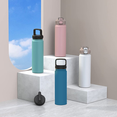 Botellas de agua de acero inoxidables aisladas multicoloras de la pared doble con la paja