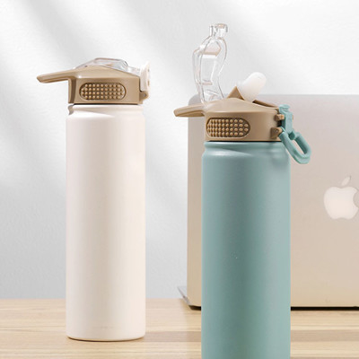 Botellas de agua de acero inoxidables aisladas multicoloras de la pared doble con la paja