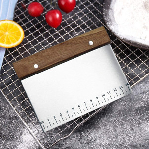 Raspador de banco de masa de acero inoxidable con mango de madera y escalas de medición