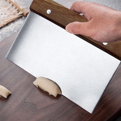 Raspador de banco de masa de acero inoxidable con mango de madera y escalas de medición