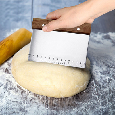 Raspador de banco de masa de acero inoxidable con mango de madera y escalas de medición