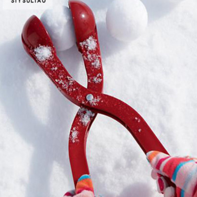 La bola plástica multicolora de la nieve del fabricante de la bola de nieve juega juegos con la manija