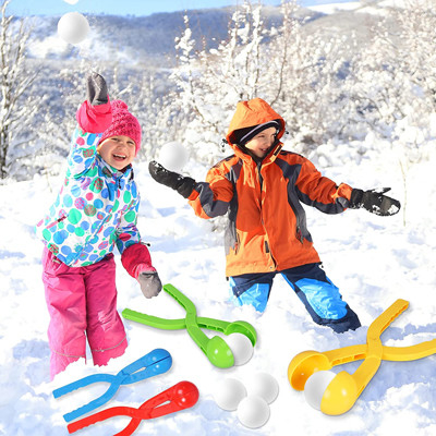 La bola plástica multicolora de la nieve del fabricante de la bola de nieve juega juegos con la manija