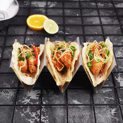 Los tenedores de acero inoxidables del taco de la astilla abultan las fuentes de la cocina