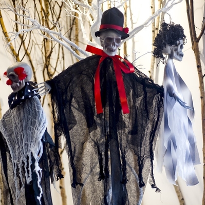 Fantasma de la decoración de Halloween del paño de la ejecución del festival para los árboles