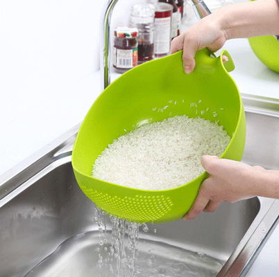 Cuenco plástico del tamiz del arroz con la cocina de la manija que drena los coladores para las verduras de limpieza