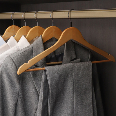 Las suspensiones de capa de madera amistosas de Eco en el bulto para la ropa no se deslizan