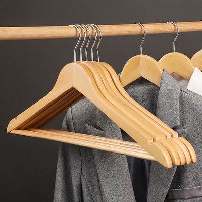 Las suspensiones de capa de madera amistosas de Eco en el bulto para la ropa no se deslizan