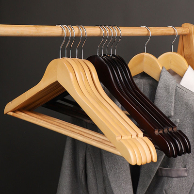 Las suspensiones de capa de madera amistosas de Eco en el bulto para la ropa no se deslizan
