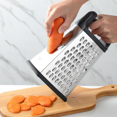 4 echó a un lado el rallador resistente de acero inoxidable del queso de la caja de la cocina para el queso parmesano