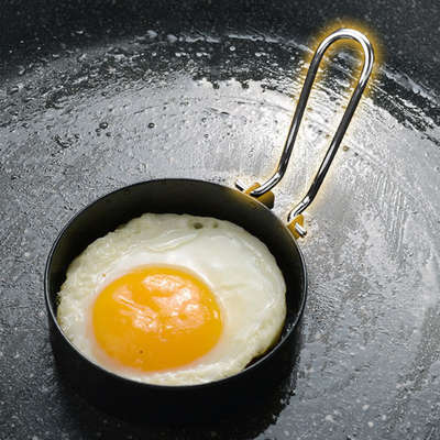 Anti escalde los electrodomésticos de acero inoxidables 2.95Inch Fried Egg Ring Mold 4 paquetes con el cepillo del aceite