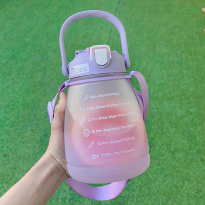 Botellas de agua libres plásticas grandes de encargo al aire libre de Bpa de las tazas de consumición con la cuerda 1300ml