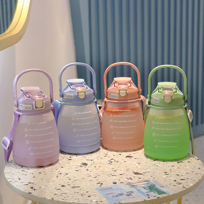 Botellas de agua libres plásticas grandes de encargo al aire libre de Bpa de las tazas de consumición con la cuerda 1300ml