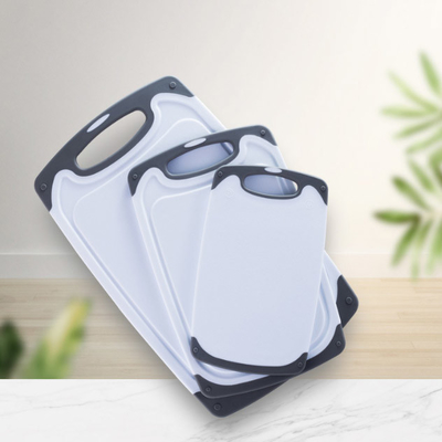 La tabla de cortar plástica libre Juice Grooves With Easy Grip de la cocina de BPA que taja dirige 676g