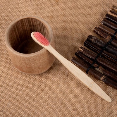 Cerdas suaves del cepillo de dientes de bambú biodegradable natural del carbón de leña
