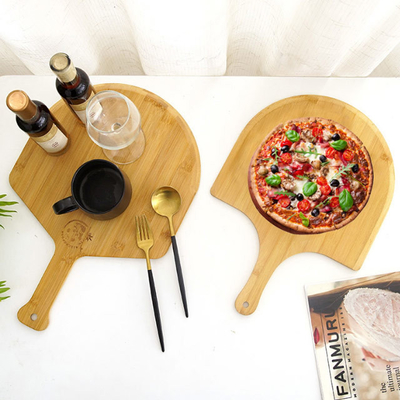 Tablero de bambú natural superior de la cáscara de la pizza de la panadería con los bordes y la manija fáciles del deslizamiento