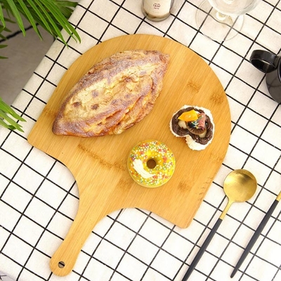 Tablero de bambú natural superior de la cáscara de la pizza de la panadería con los bordes y la manija fáciles del deslizamiento