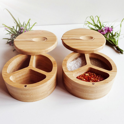 Los utensilios de bambú de la cocina de la especia y de los condimentos salan la caja con la cuchara