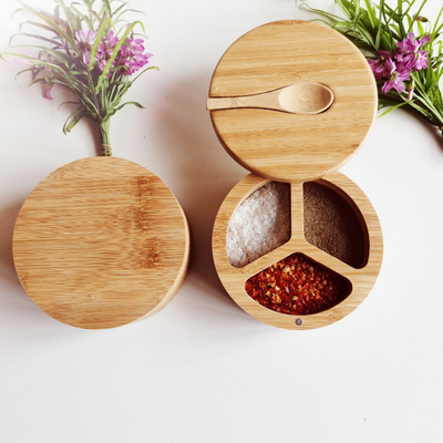 Los utensilios de bambú de la cocina de la especia y de los condimentos salan la caja con la cuchara