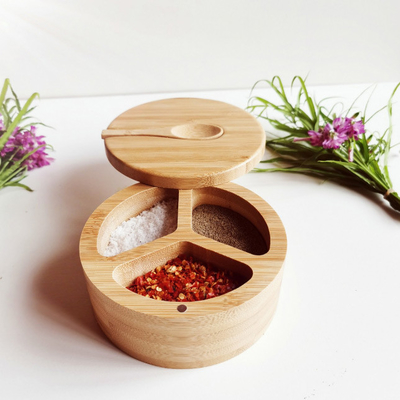 Los utensilios de bambú de la cocina de la especia y de los condimentos salan la caja con la cuchara