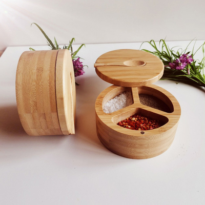 Los utensilios de bambú de la cocina de la especia y de los condimentos salan la caja con la cuchara