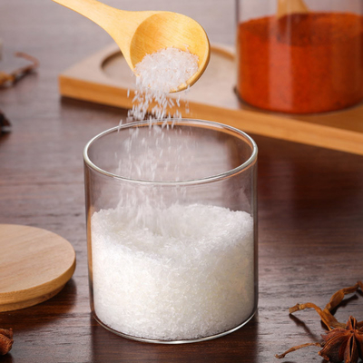 Los envases de aderezo del condimento de cristal abultan los tarros reutilizables de la especia con la cuchara de madera de la tapa