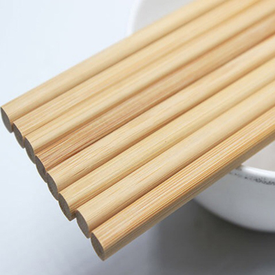 Los palillos de bambú naturales reutilizables abultan para cocinar del restaurante