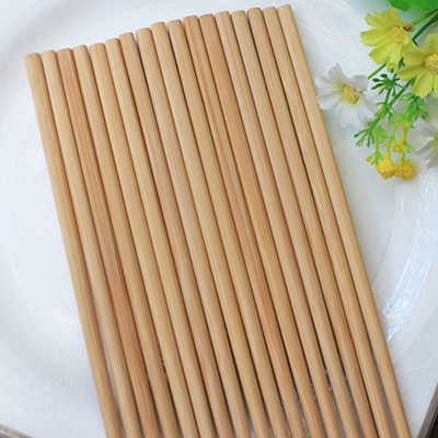 Los palillos de bambú naturales reutilizables abultan para cocinar del restaurante