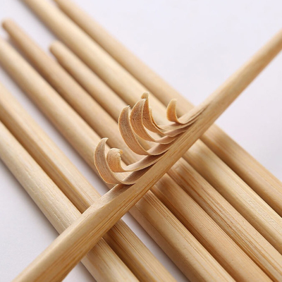 Los palillos de bambú naturales reutilizables abultan para cocinar del restaurante
