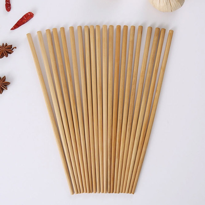Los palillos de bambú naturales reutilizables abultan para cocinar del restaurante