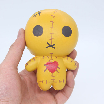 La persona agitada suave del alivio de tensión de la ansiedad juega la muñeca exquisita del horror