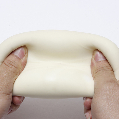 Bollo relleno cocido al vapor que exprime el juguete de la persona agitada de la bola de la tensión de la bola de masa hervida