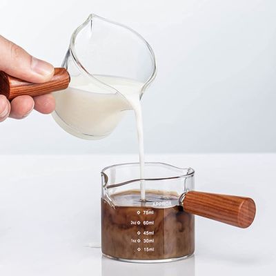 Taza de medición esencial de Barista Tools Glass Espresso de la manija de madera 3oz