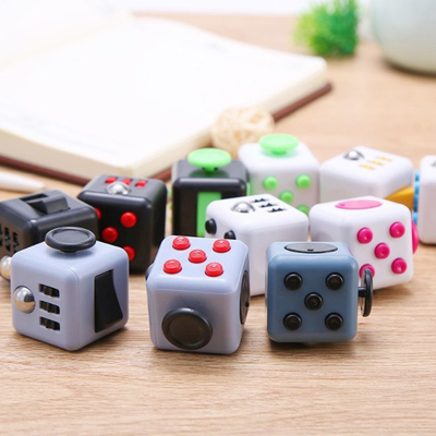 Juguetes coloridos Mini Gadgets Cube de la persona agitada del alivio de tensión de la descompresión