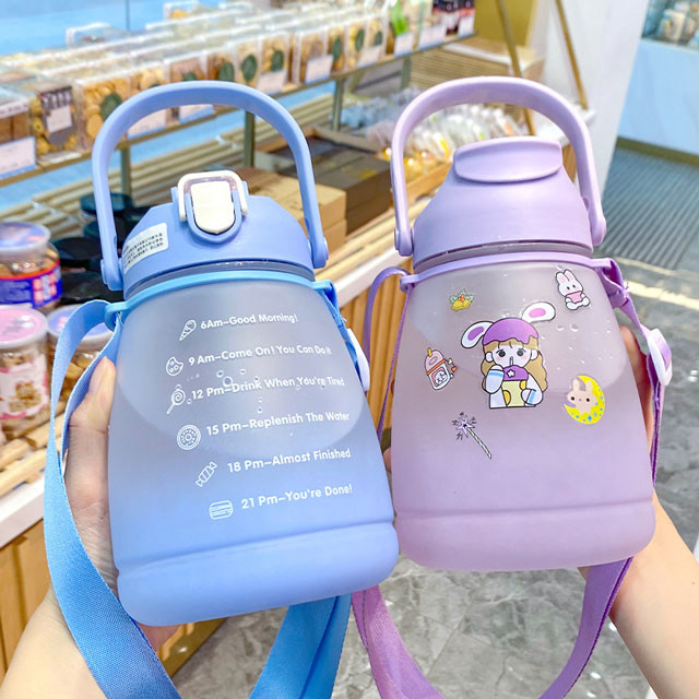Botellas de agua libres plásticas grandes de encargo al aire libre de Bpa de las tazas de consumición con la cuerda 1300ml